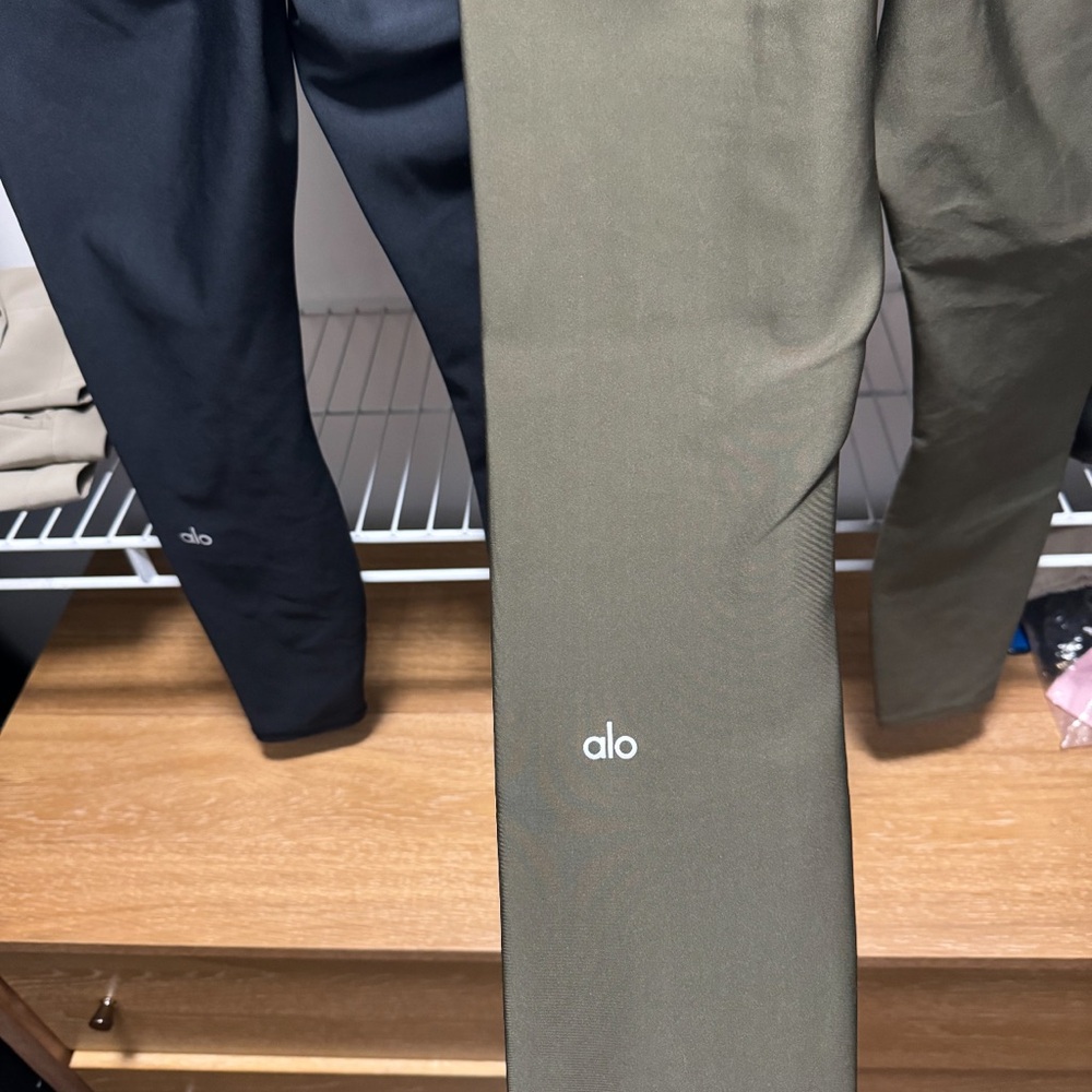 ALO YOGA 7/8 HIGH-WAIST AIRLIFT LEGGING- Dark Olive & Black
